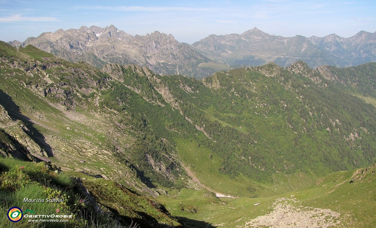 18 Panorama verso il gruppo Tre Signori - Trona....JPG